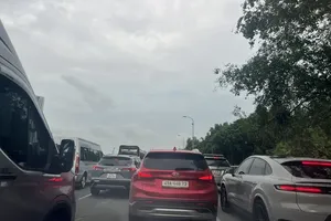 An Phu Intersection area congested severely on Saturday morning