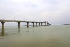 Traffic on Cua Hoi Bridge suspended due to typhoon Kajiki
