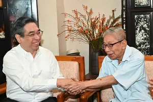 Ho Chi Minh City leaders visit, present gifts to pre-revolution officials