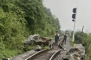 Rockslide blocks North–South railway
