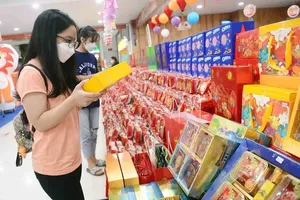 HCMC’s mooncake market heats up ahead of Mid-Autumn Festival