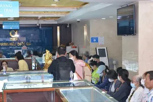 SJC gold bar prices hit fresh record at VND136 million (US$5,154) per tael