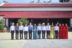 HCMC delegation visits officials, soldiers, residents of Con Dao special zone