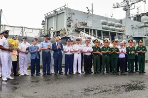 Vietnamese naval officers, soldiers exchange with British Royal Navy ship crew 