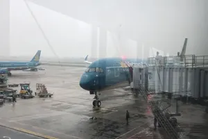 Several airports in Central Vietnam suspend operations due to storm No.10