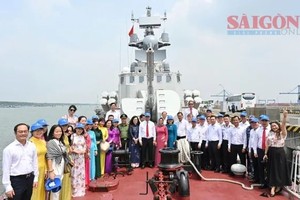 Ho Chi Minh City Party Congress delegates tour Command of Region 2 Navy