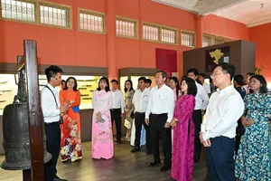 HCMC Party Congress delegates visit Ho Chi Minh City Museum of History