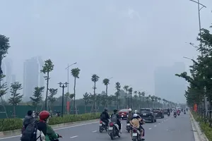 Cold air arrives early, fog appears in Hanoi
