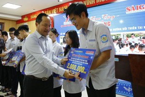 SGGP Newspaper, GrowMax Group offer scholarships to students in Nghe An Province