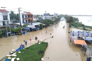 Floodwaters isolate over 2,000 households in Da Nang