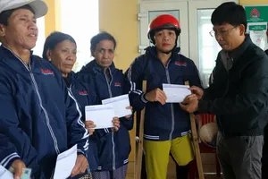 SGGP Newspaper delivers relief gifts to residents in Hue City's flood epicenter