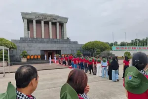 Delegation of HCMC exemplary officials visits Ho Chi Minh Mausoleum