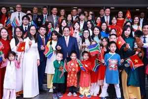 PM meets with Vietnamese community in South Africa