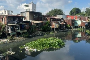 HCMC proposes financial support for relocation of houses along canals