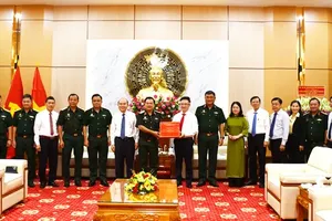 HCMC leaders visit armed forces on traditional day of Military Region 7