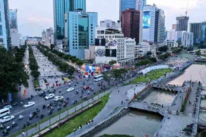 Two pedestrian bridges over Ton Duc Thang Street to be built