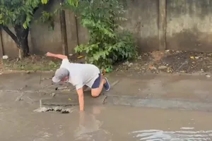 Dùng tay vớt rác, khai thông dòng chảy