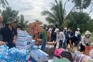 Những chuyến xe nghĩa tình đến với đồng bào vùng lũ