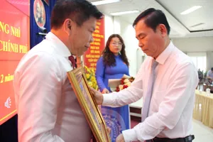 Trao Huân chương lao động cho các cá nhân phường Bình Hòa, Lái Thiêu