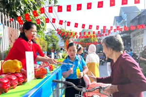 Người dân phường Phú Lợi háo hức đem rác đổi quà