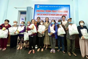 Trao tặng quà cho nghệ sĩ nghèo