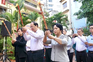 Phó Bí thư Thành ủy TPHCM Nguyễn Hồ Hải cùng lãnh đạo TP dâng hương Đức Thánh Trần Hưng Đạo. Ảnh: HOÀNG HÙNG