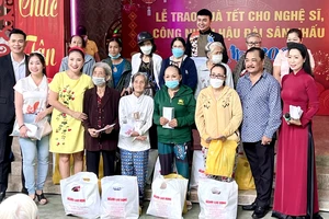 Chăm lo tết cho nghệ sĩ, công nhân hậu đài khó khăn