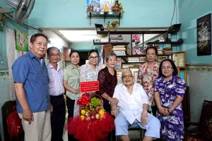 Phó Trưởng Ban Tuyên giáo và Dân vận Thành ủy Đinh Thị Thanh Thủy đại diện lãnh đạo Thành ủy, HĐND, UBND, Ủy ban MTTQ Việt Nam TPHCM, thăm và tặng quà tác giả, nhà biên kịch Dương Linh. Ảnh: THÚY BÌNH