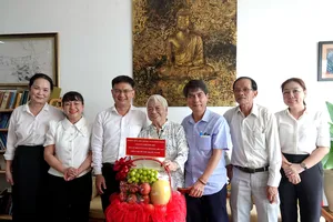 Trưởng Ban Tuyên giáo và Dân vận Thành ủy TPHCM Nguyễn Mạnh Cường đại diện lãnh đạo TPHCM đến thăm nhà văn Xuân Phượng. Ảnh: THÚY BÌNH