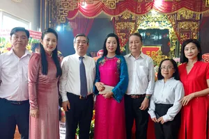 Phó Bí Thư Thành ủy TPHCM, Chủ tịch UBMTTQ Việt Nam TPHCM Nguyễn Phước Lộc và lãnh đạo Ban Tuyên giáo và Dân vận Thành ủy TPHCM, Sở VHTT TPHCM cùng chụp ảnh kỷ niệm với nghệ sĩ sân khấu tại lễ Giỗ Tổ Sân khấu năm 2025. Ảnh: THÚY BÌNH