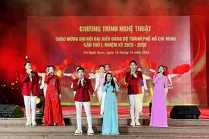 Chương trình nghệ thuật chúc mừng thành công Đại hội Đại biểu Đảng bộ TPHCM lần 1, nhiệm kỳ 2025-2030, của đơn vị Nhà hát Kịch Thành phố thực hiện, tổ chức biểu diễn tại Công viên Hành chính xã Ngãi Giao (Công viên Sinh đôi), xã Ngãi Giao. Ảnh: HOÀNG TẤN