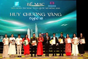 Phó Giám đốc Sở VHTT TPHCM Nguyễn Thị Thanh Thúy và NSND - nhạc sĩ Nguyễn Quang Vinh trao Huy chương Vàng cho các nghệ sĩ, ca sĩ trình diễn xuất sắc tại Liên hoan Âm nhạc toàn quốc mở rộng năm 2025. Ảnh: THÚY BÌNH