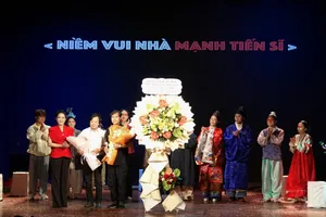 Phó Giám đốc Sở VHTT TPHCM tặng hoa chúc mừng hai đơn vị là Hội Sân khấu TPHCM và Đoàn nghệ sĩ Sân khấu TP Busan, Hàn Quốc đã phối hợp tổ chức biểu diễn thành công vở kịch "Niềm vui nhà Mạnh tiến sĩ". Ảnh: THÚY BÌNH