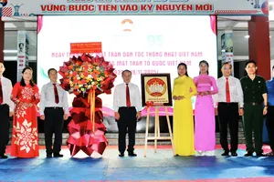Đảng ủy phường Vườn Lài tặng quà chúc mừng UBMTTQ Việt Nam phường nhân kỷ niệm 95 năm Ngày thành lập Mặt trận Dân tộc thống nhất Việt Nam - Ngày truyền thống Mặt trận Tổ quốc Việt Nam (18-11-1930 – 18-11-2025). Ảnh: HOÀNG MINH