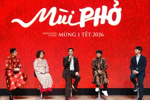 Ê kíp đoàn phim "Mùi phở" chia sẻ thông tin về quá trình thực hiện bộ phim điện ảnh đặc biệt này. Ảnh: THÚY BÌNH 