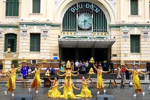 Tiết mục múa "Mâm vàng". Ảnh: THÚY BÌNH