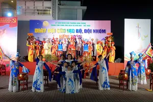 Tiết mục ca múa "Thịnh vượng Việt Nam sáng ngời” của Câu lạc bộ Ký ức người lính. Ảnh: THÚY BÌNH