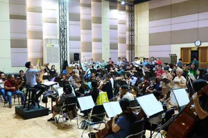 Các nghệ sĩ Nhà hát Giao hưởng - Nhạc - Vũ kịch TPHCM tập luyện chương trình Hòa nhạc Giáng sinh 2025. Ảnh: HBSO