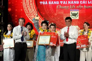 Thí sinh Nguyễn Thị Hồng Toán (An Giang) đoạt giải Quán quân cuộc thi "Bông Lúa Vàng 2025 – Tỏa sáng tài năng cải lương". Ảnh: THÚY BÌNH