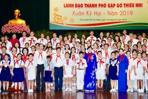 Lãnh đạo TPHCM chụp ảnh lưu niệm cùng các em thiếu nhi. Ảnh: HOÀNG HÙNG