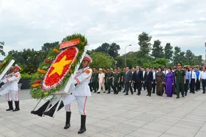 Đoàn đại biểu Thành ủy - HĐND - UBND - Ủy ban MTTQ Việt Nam TPHCM viếng Nghĩa trang Liệt sĩ TP. Ảnh: VIỆT DŨNG