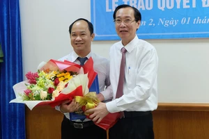 Đồng chí Lê Thanh Liêm trao quyết định cho đồng chí Lê Đức Thanh