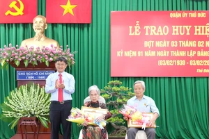 Quận Thủ Đức trao Huy hiệu Đảng cho 103 đảng viên cao tuổi Đảng