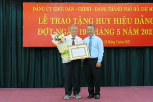 Đồng chí Võ Ngọc Quốc Thuận trao Huy hiệu 55 năm tuổi Đảng cho đảng viên Nguyễn Hoàng. Ảnh: THU HƯỜNG