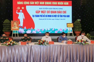 Các đồng chí chủ trì buổi gặp mặt. Ảnh: DŨNG PHƯƠNG