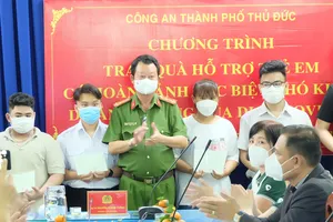 Công an TP Thủ Đức tặng sổ tiết kiệm cho trẻ mồ côi vì Covid-19