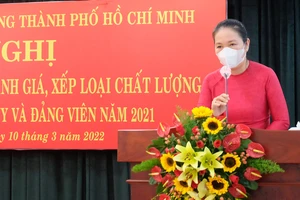 Phó Bí thư Thường trực Đảng ủy khối Lê Thị Hồng Nga phát biểu tại hội nghị