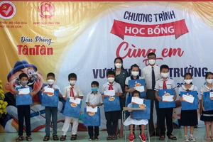 Trao học bổng trị giá gần 600 triệu đồng cho học sinh nghèo, hiếu học