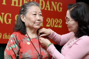 Đồng chí Nguyễn Thị Lệ, Phó Bí thư Thành ủy, Chủ tịch HĐND TPHCM trao huy hiệu 60 năm tuổi Đảng cho đồng chí Diệp Ngọc Sương. Ảnh: HOÀNG HÙNG