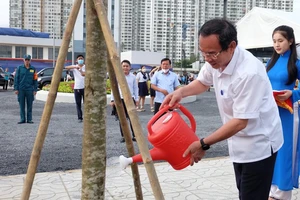 Bí thư Thành ủy TPHCM trồng cây xanh tại Sân vận động quận 7